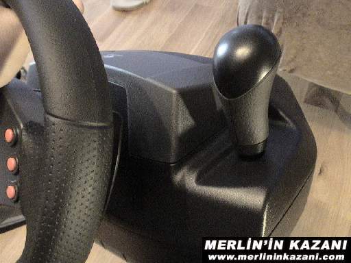  Logitech MOMO Racing Force Feedback Wheel
