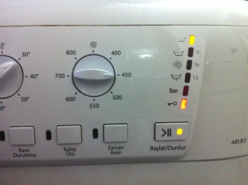  Hotpoint Ariston Çamaşır makinesi Anahtar işareti Lütfen YARDIM