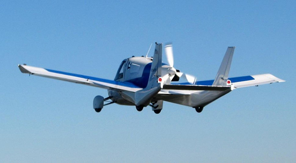 Terrafugia firmasının uçan aracı Transition, ilk defa halka açık bir hava gösterisinde boy gösterdi