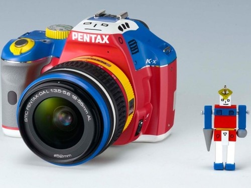 Canon da Pentax'a uydu, EOS 1100D'ye üç yeni renk seçeneği ekledi
