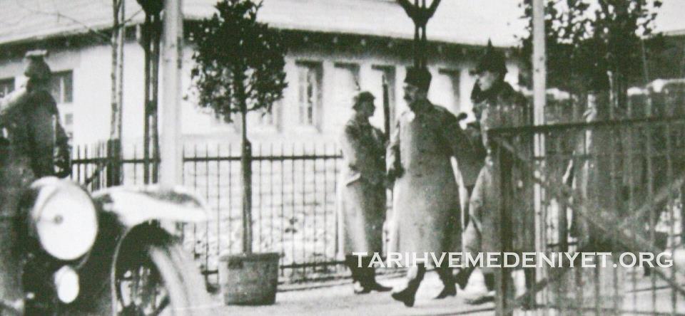  Sultan Vahideddin ve Mustafa Kemal Paşa'nın bir arada olduğu tek fotoğraf.