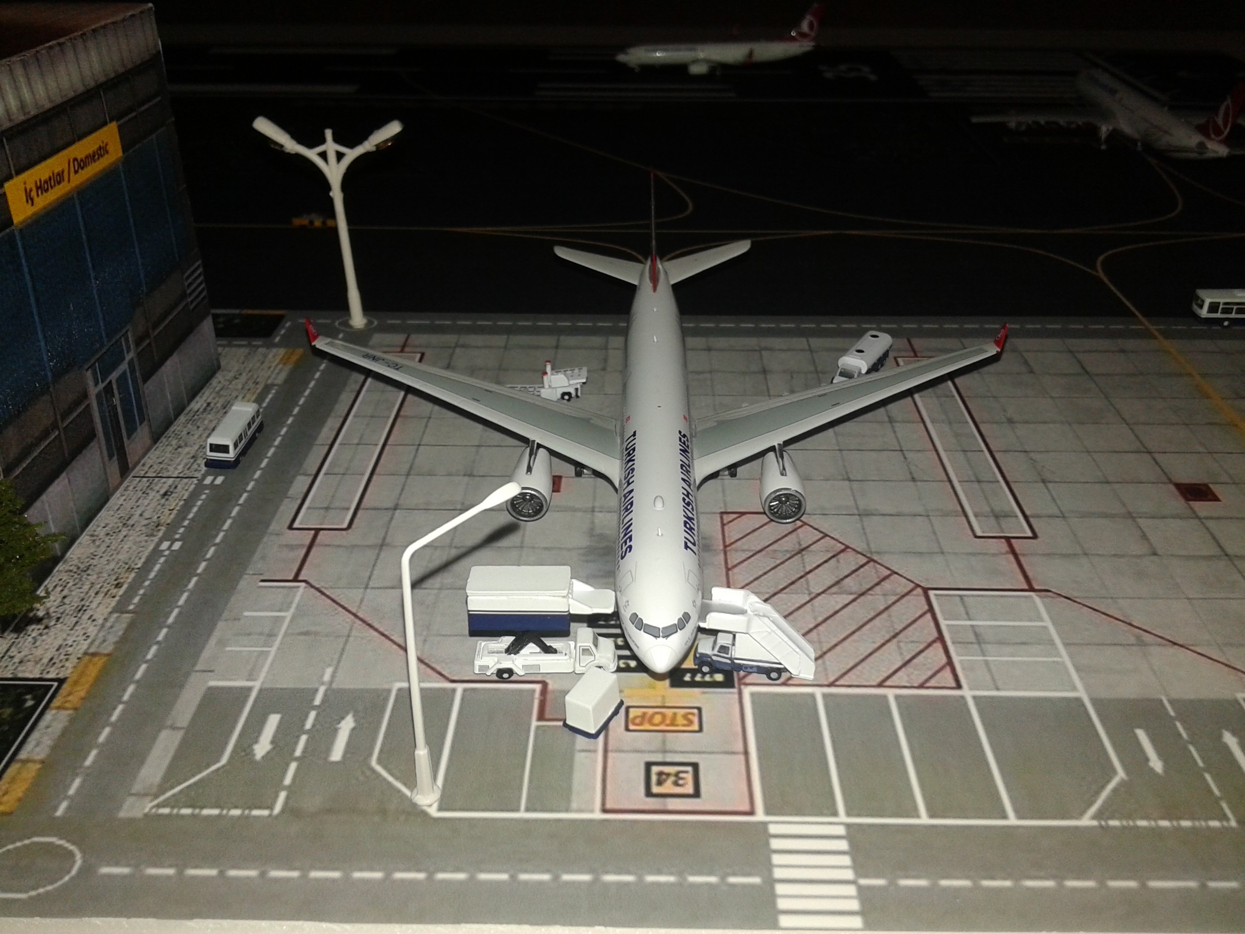  THY 1/400 Mini Airport Diorama