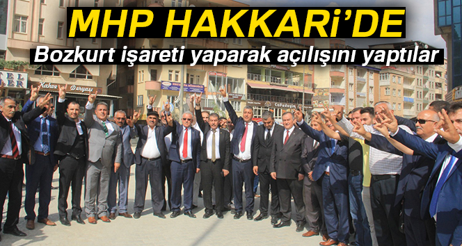 MHP Hakkari'de bozkurt işareti yaparak il başkanlığının açılışını yaptı