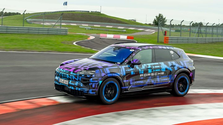 Elektrikli Porsche Cayenne, kavisli OLED ekranla gelecek