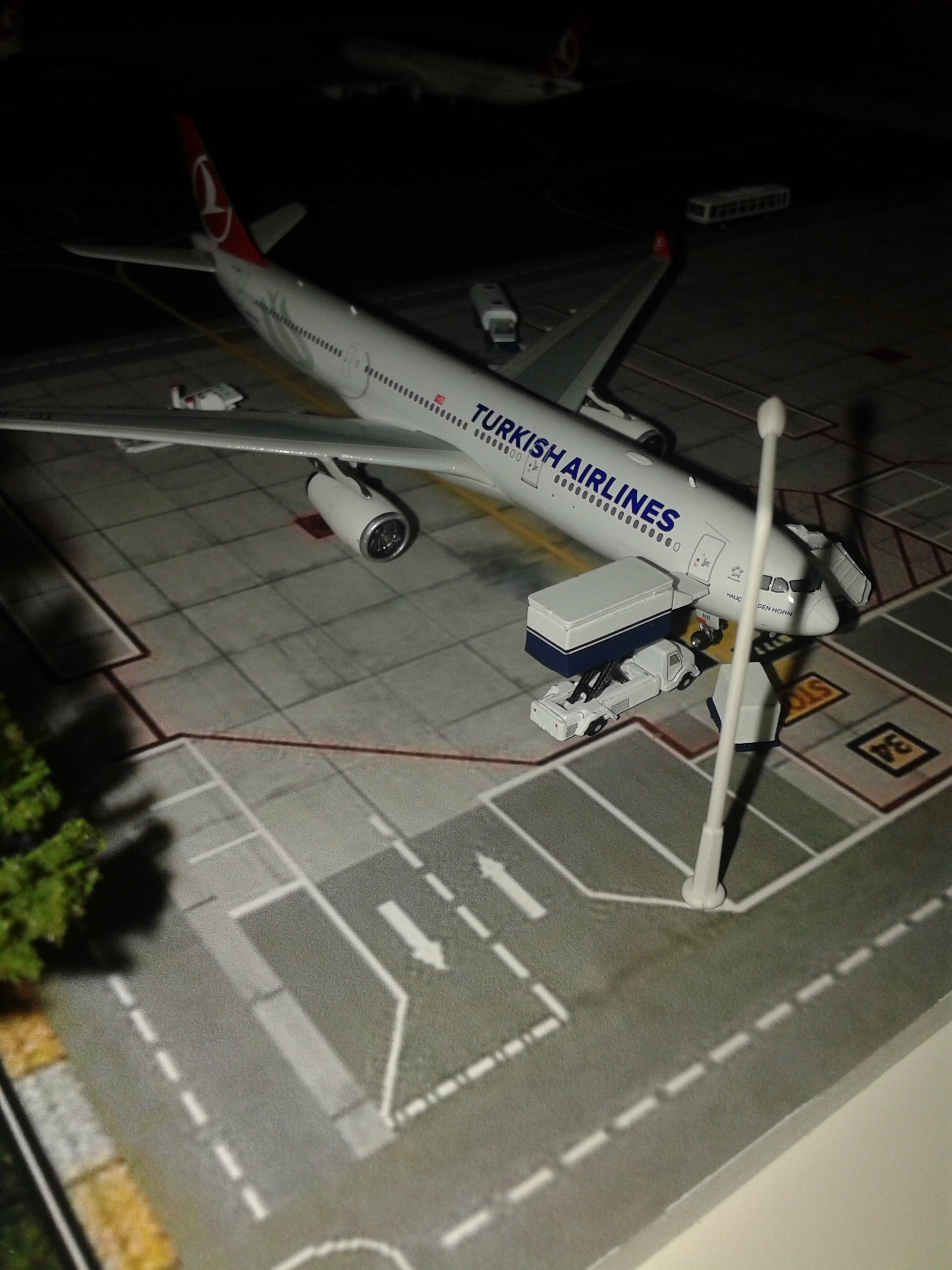  THY 1/400 Mini Airport Diorama