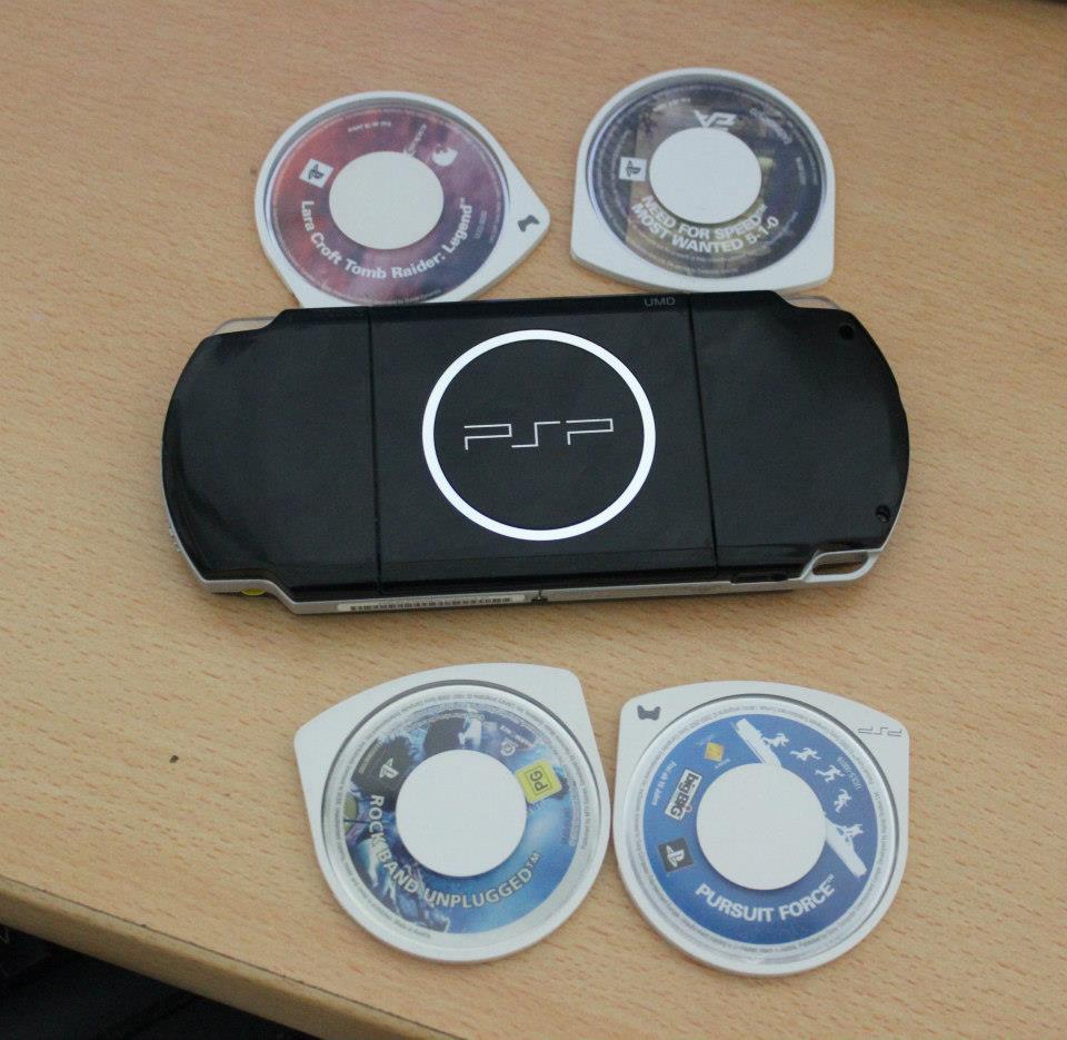  0 DAN FARKSIZ SATILIK PSP 3004 SLİM + KILIF + OYUNLAR + HAFIZA KARTI  SATILIK !