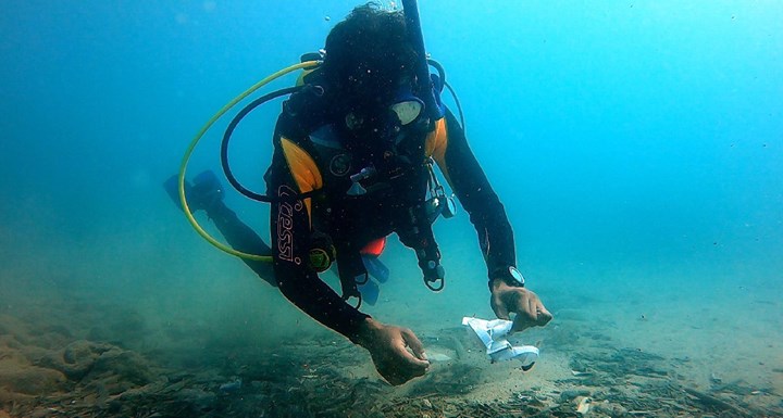Antalya’da deniz tabanı maske ve eldivenle doldu