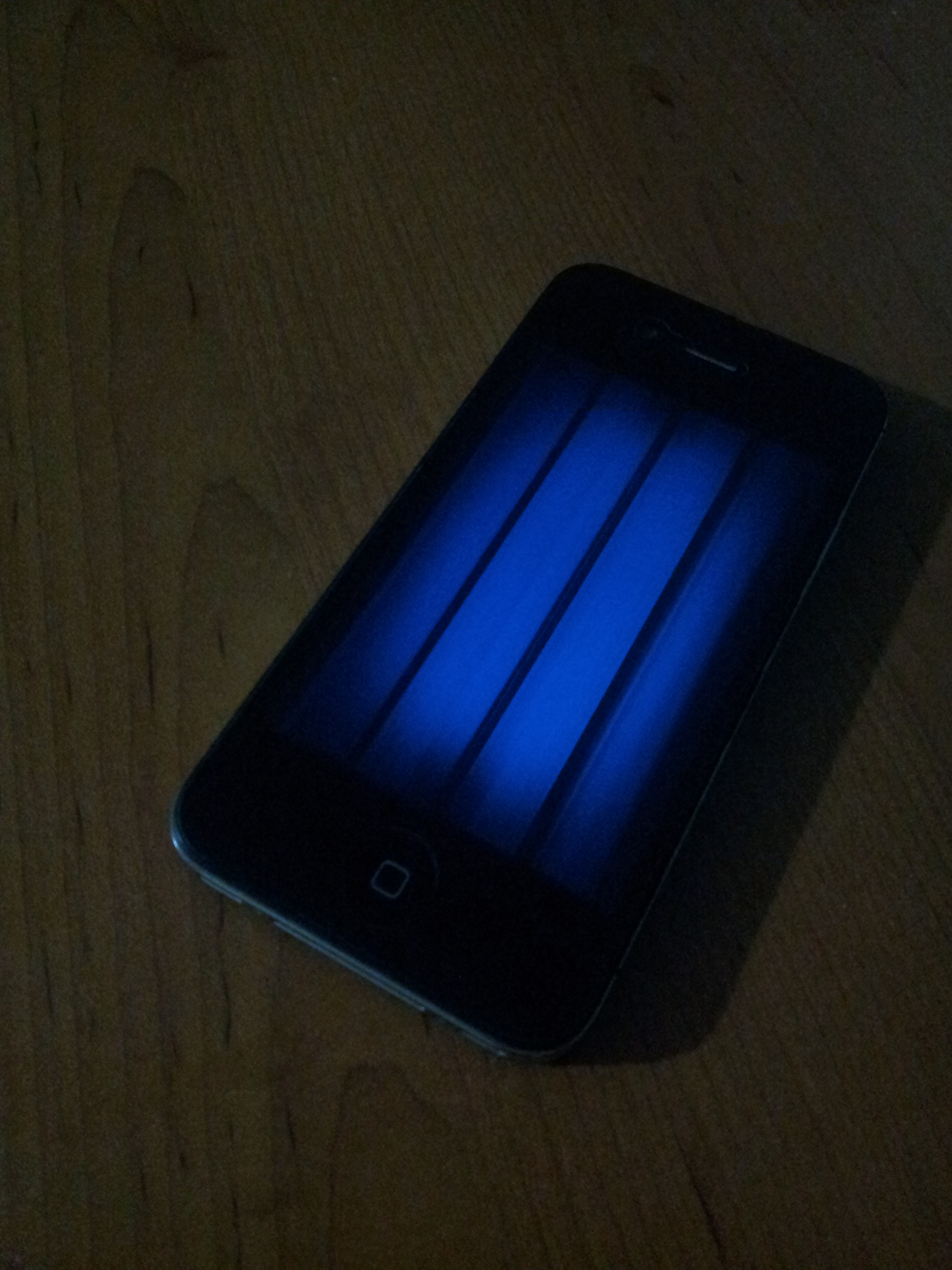  iPhone 4s dokunmatik çalışıyor ama ekrana görüntü gelmiyor.