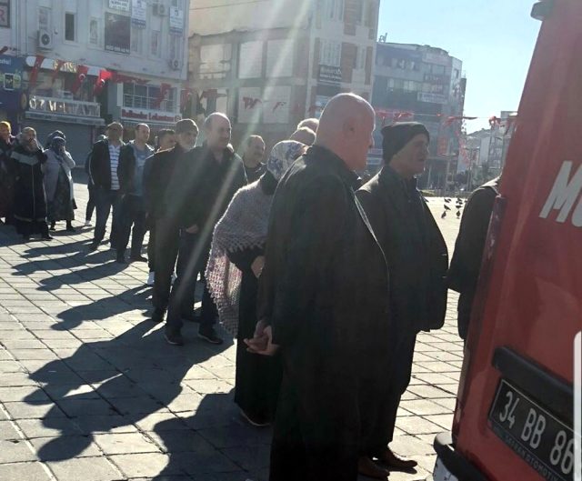 Sokağa çıkmayın uyarılarına rağmen İBB'nin kandil simidi dağıtması tepki çekti