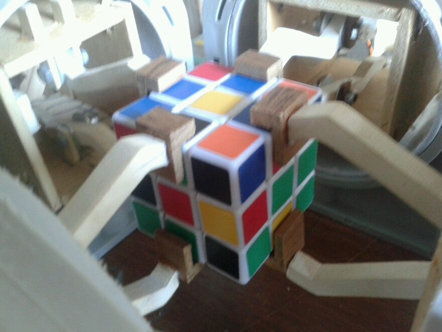  Rubikmatik (Rubik(zeka) küpün renklerini algılayıp çözebilen robot) projesi