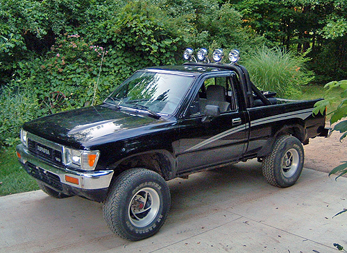 Пикапы в приморском крае. Toyota Pickup 1990. Toyota Hilux 1984 Pickup. Toyota Hilux 1990. Тойота Хайлюкс 1990.