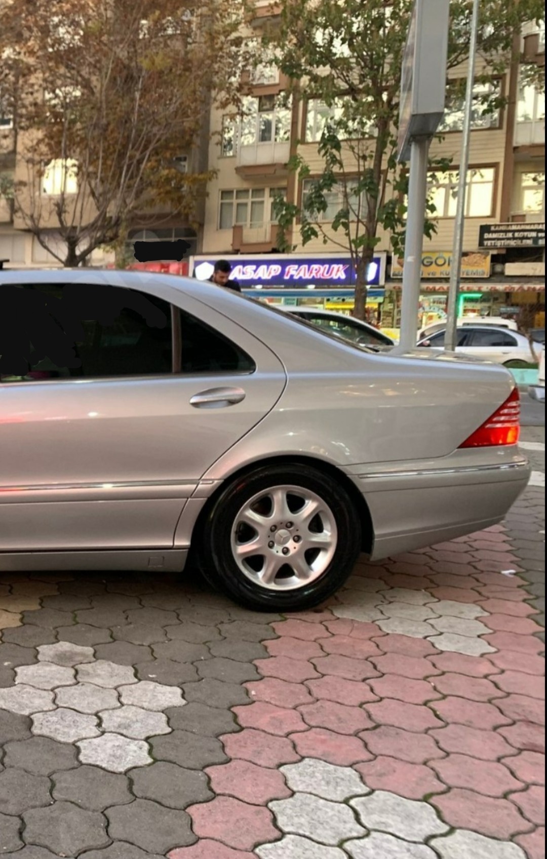 Mercedes-Benz W220 S-Class hakkında mükemmel bir inceleme.