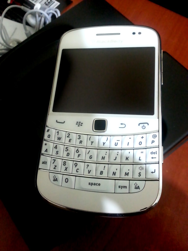  (SATILDI) Blackberry Bold 9900 Beyaz Renk