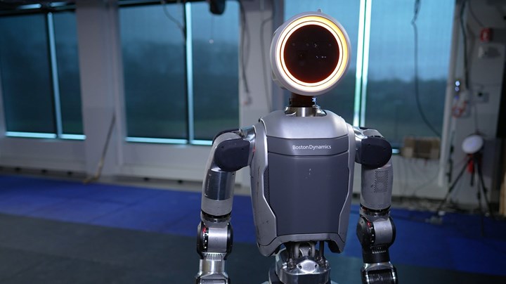 Tamamen elektrikli “yeni” insansı robot Atlas, inanılmaz yetenekleriyle büyülüyor
