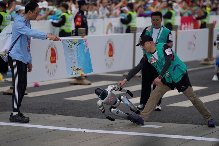 Robotlar ve insanlar ilk kez aynı maratonda koştu: İnsanlar robotlara fark attı