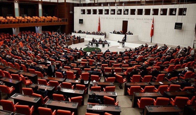 Meclis'ten Sabaha Karşı Geçirildi: Milletvekillerine Kırmızı Işık, Park Yasağı ve Çakar Muafiyeti