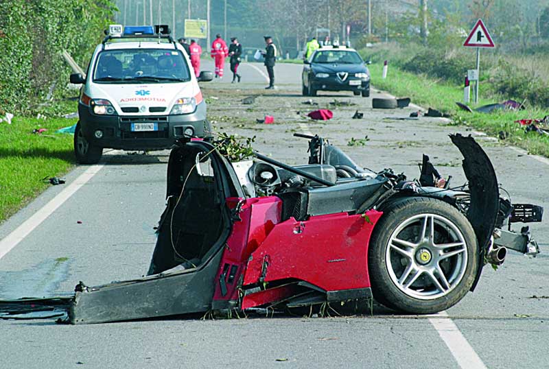  Ferrari 612 Scaglietti direğe vurunca bu hale geldi!