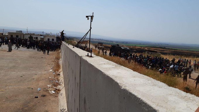 Sınırda "Türk Ordusu Haindir" diye protesto yapan Suriyeli Arapların bir kısmı Türkiyeye zorla girdi