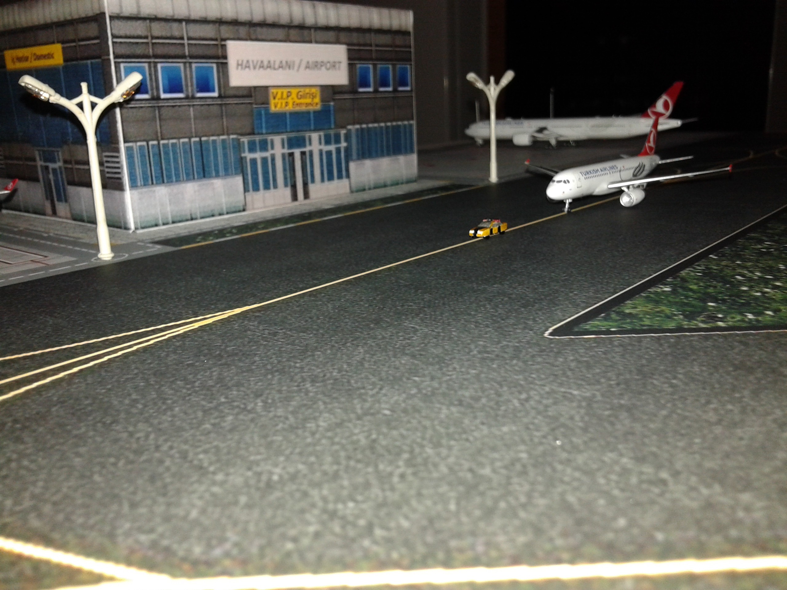  THY 1/400 Mini Airport Diorama