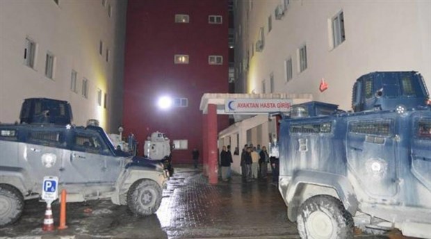 Hakkari'de iki kişi anten düzeltirken çatıdan düştü