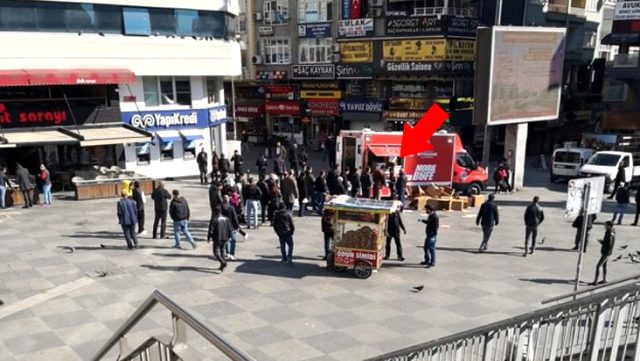 Sokağa çıkmayın uyarılarına rağmen İBB'nin kandil simidi dağıtması tepki çekti