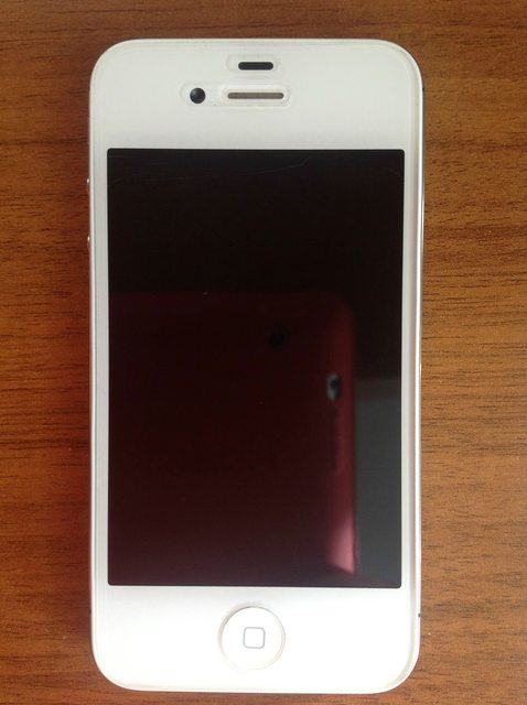  iPhone 4S 32GB Beyaz Kilitsiz sıfır ayarında + Özel Poduct red Bumper + iPhone 4 Dock