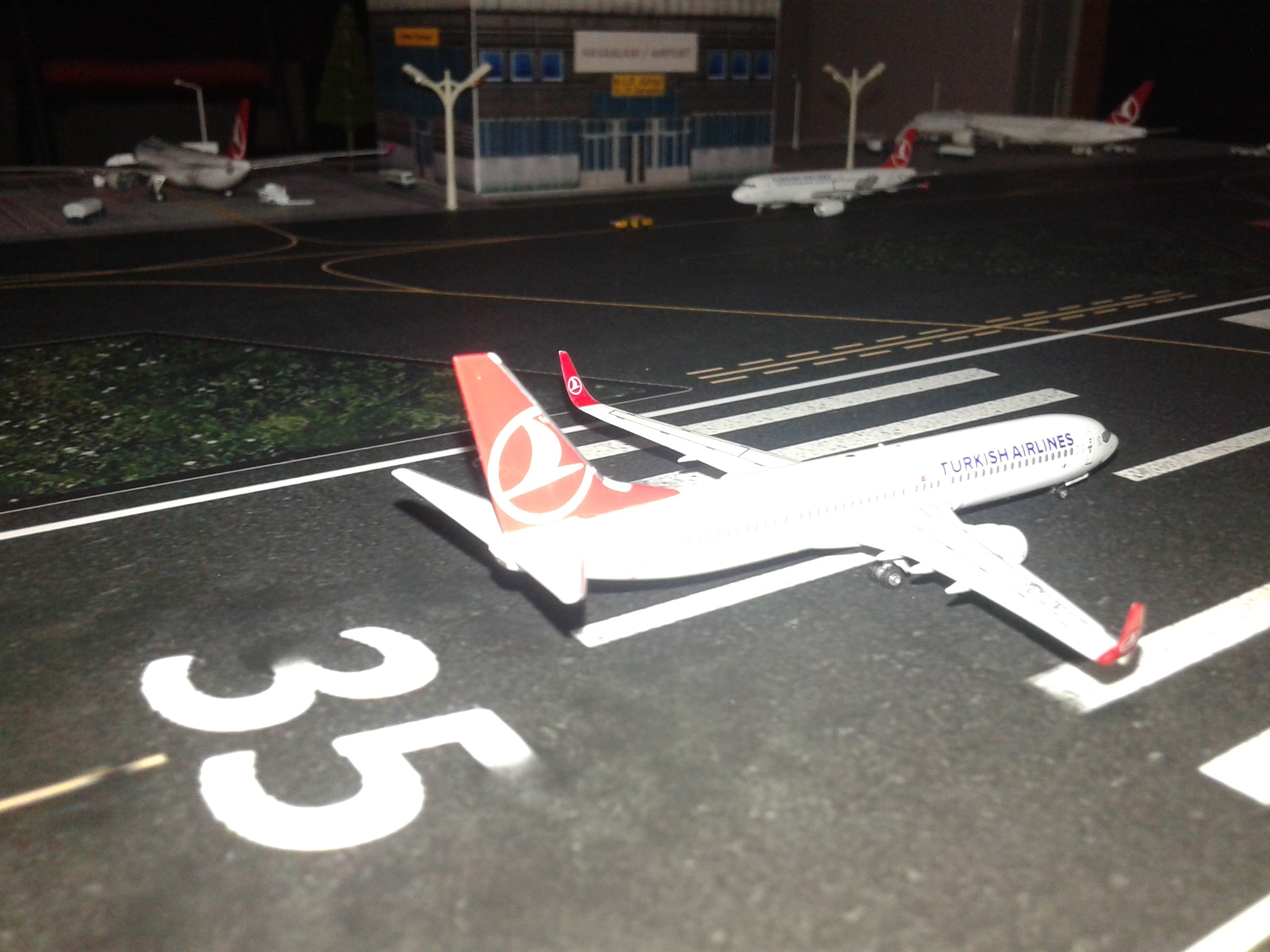  THY 1/400 Mini Airport Diorama