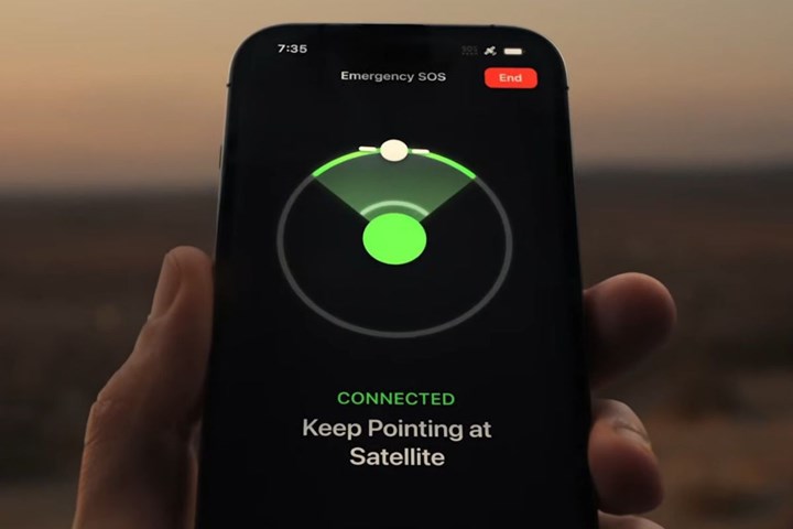Apple, iPhone 14 için ücretsiz Acil SOS özelliğini bir yıl daha uzattı