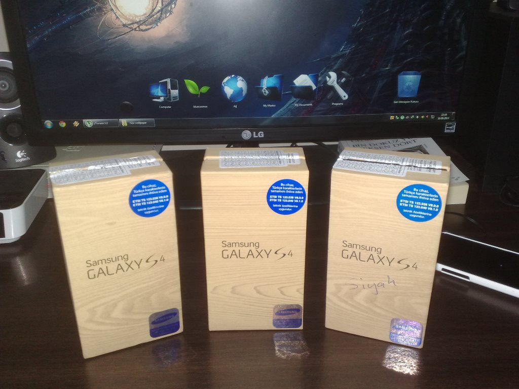  2 Adet Galaxy S4 I9500, 1 adet Mavi, 1 Adet Beyaz