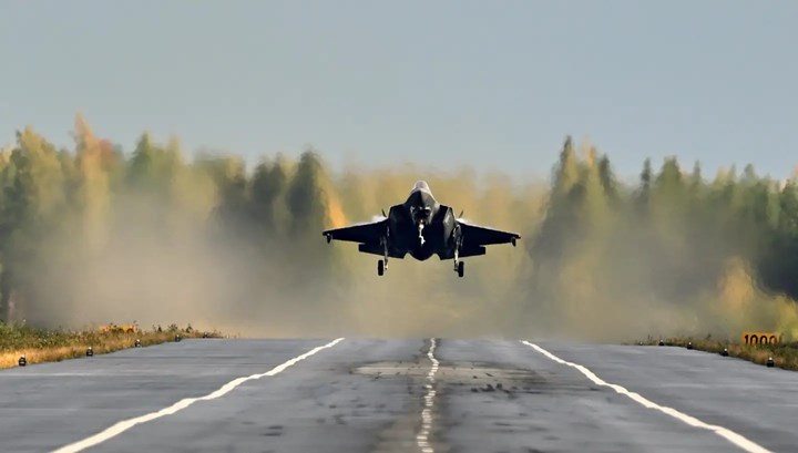 Norveç ordusu ilk kez bir F-35A savaş uçağını otoyola indirdi