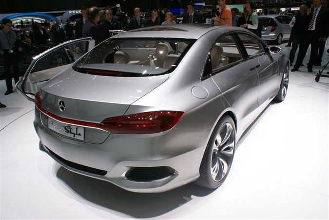 Yeni Mercedes C Serisi Hafif Kamuflajli