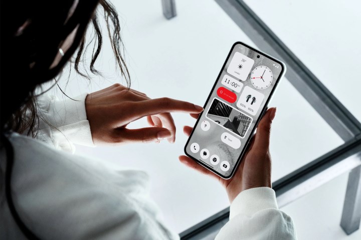 Nothing Phone 2 tanıtıldı: Şeffaf tasarım sürüyor