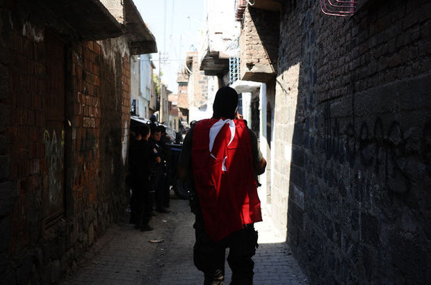  ŞU FOTOĞRAFA FOTOŞOP YAPABİLECEK OLAN VAR MI?(TÜRK BAYRAĞI İÇERİR)