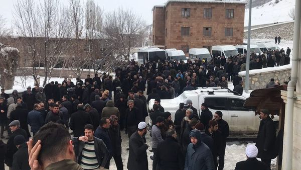 Vali, başsavcı, jandarma komutanı ve AKP'li vekiller Nakşibendi şeyhinin cenazesine katıldı
