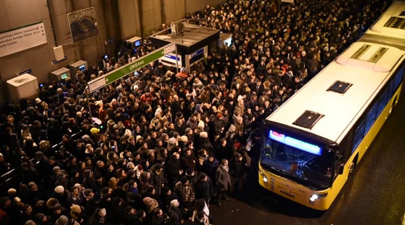 Üsküdar-Çekmeköy metro hatlarının sefer sıklığına yapılan müdahale, Altunizade metrobüs durağından p