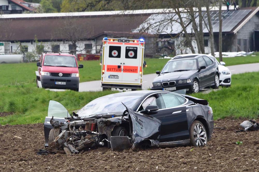 Tesla Model S korkunç bir kaza yaptı, araçtaki 5 yolcu da sağ kurtuldu