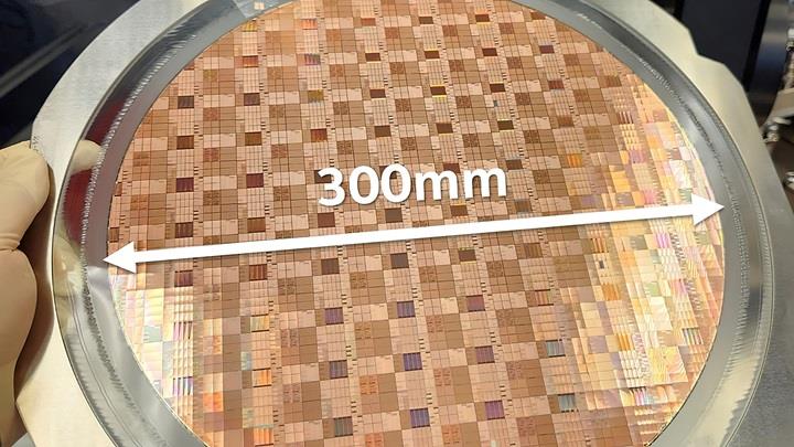 Intel, dünyanın en ince GaN çipletini geliştirdi: Neden önemli?