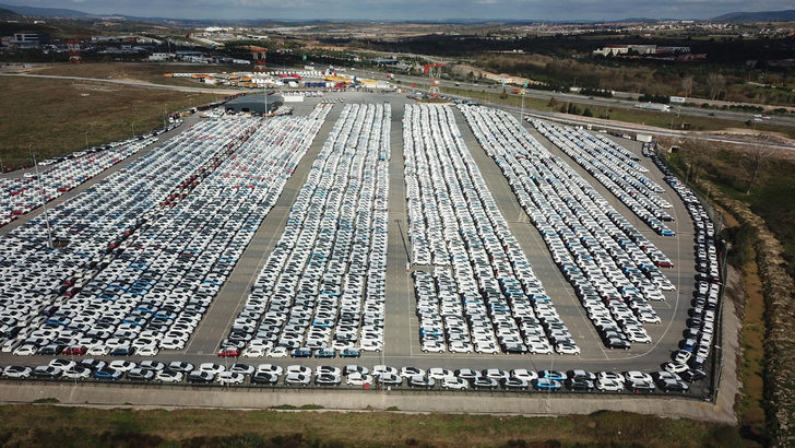 Gümrüklerde binlerce araç bekliyor ! Satışlar çok düştü