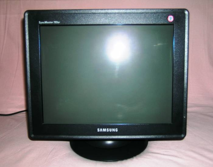  SATILIK TERTEMİZ  SAMSUNG 17' CRT SYNC MASTER 793 DF   40 TL...!