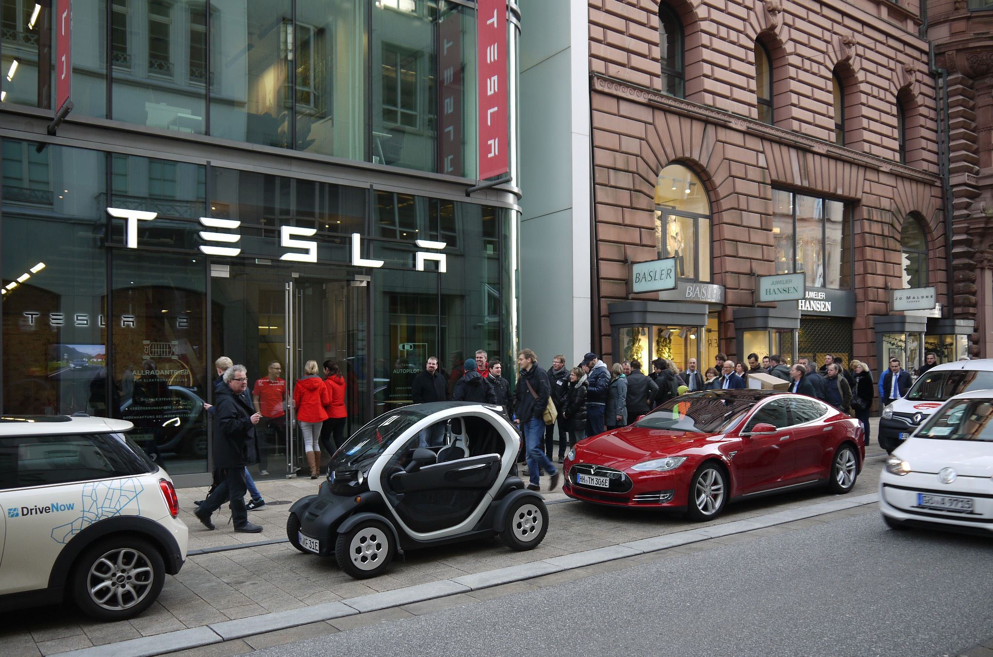 Tesla Model 3 için çadır kurup kamp yapmaya başladılar