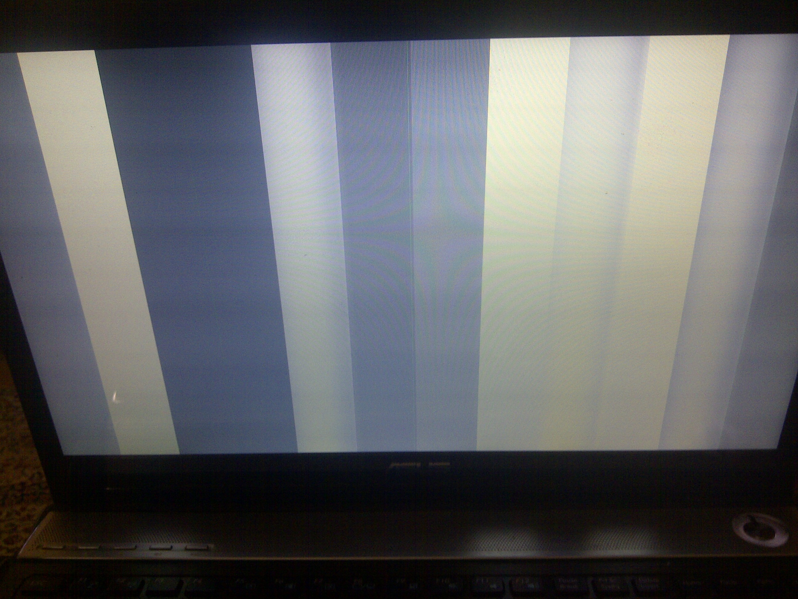  Laptop ekranını bükerken karıncalanma