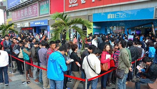 Meizu MX için müşteriler yine uzun kuyruklar oluşturdu