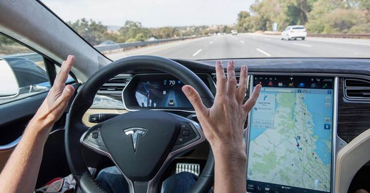 Tesla ve diğer otomobil üreticileri, sürücülerin ellerini direksiyonda tutmaya çalışıyor