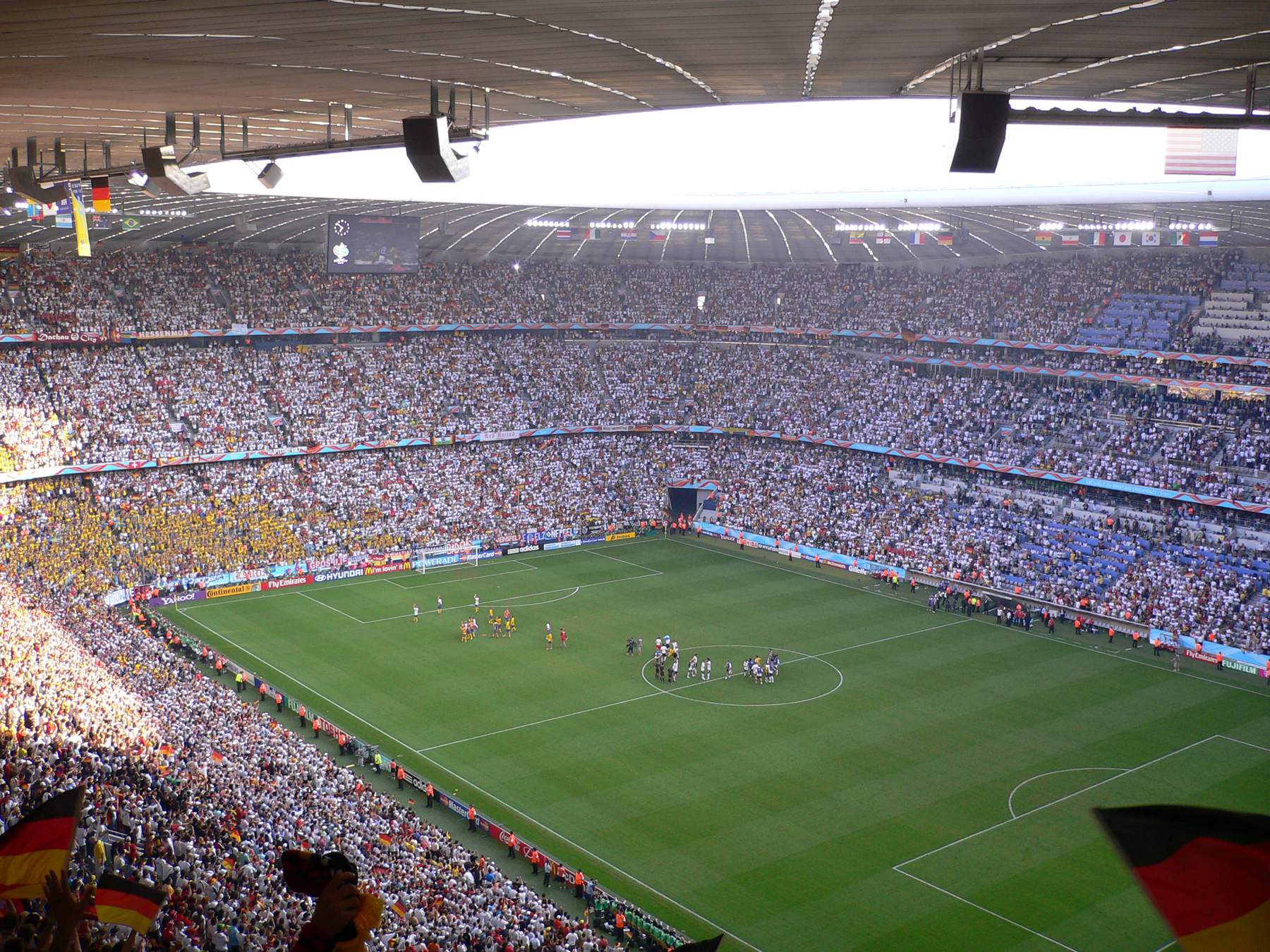 Стадионы футбола вместимость. На футбольном стадионе. Футбольный стадион большой. Самый большой футбольный стадион.