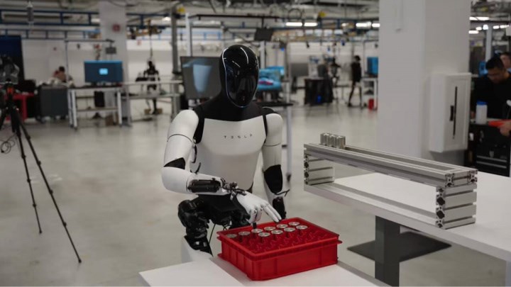 Tesla'nın Optimus programı sorunlarla karşı karşıya: Üretim gecikecek