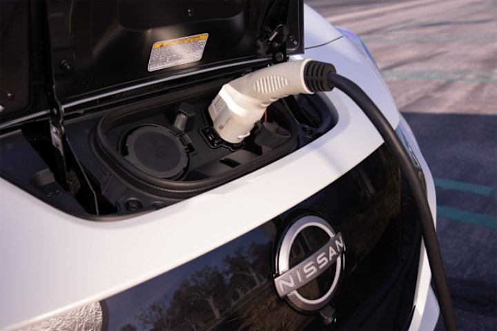 15 yaşındaki Nissan Leaf’in bataryası değiştirildi, menzil iki katına çıktı
