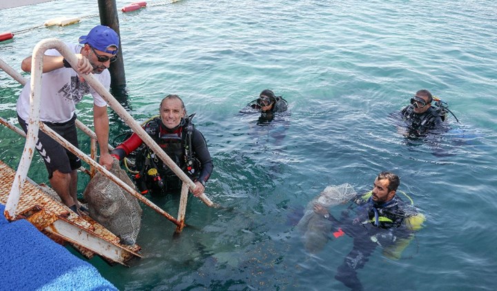 Antalya’da deniz tabanı maske ve eldivenle doldu
