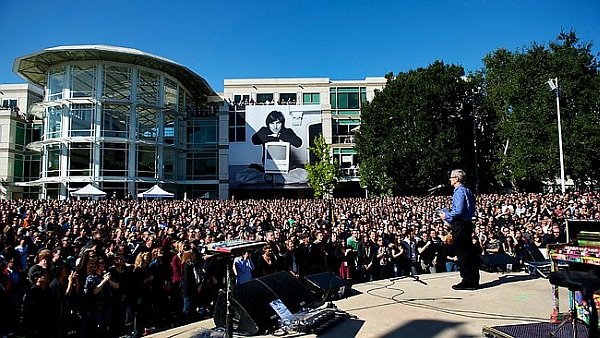 Apple tarihin ilk 'trilyon dolarlık' şirketi olma yolunda