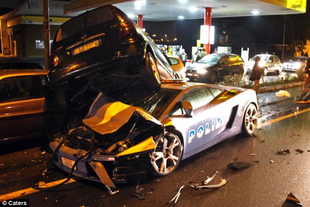  İTALYAN POLİSİ LAMBORGHINI GALLARDO'YU PARÇALADI