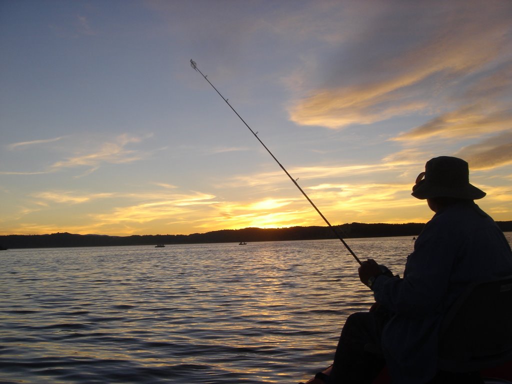 Медвежьи озера рыбалка. Рыбалка на закате. Савельево рыбалка. Lakeside Fishing.